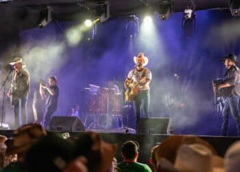 Disfrutan Regios de “La Leyenda” en el parque Fundidora