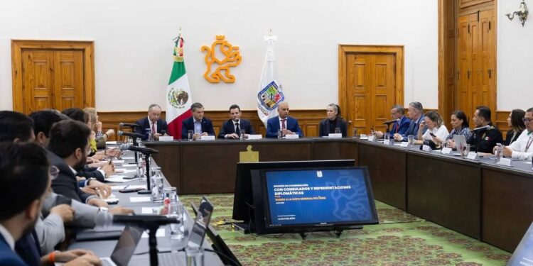 Presenta Miguel Flores a cónsules plan de acción para el Mundial