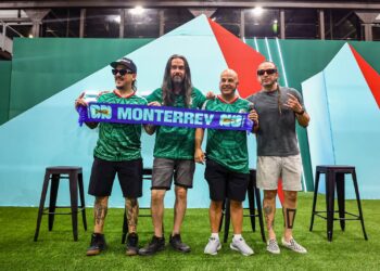 Miles disfrutan de Genitalica tras triunfo de México