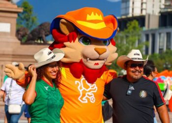 Se reúnen en la Macroplaza para apoyar a México