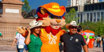 Se reúnen en la Macroplaza para apoyar a México