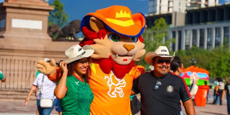 Se reúnen en la Macroplaza para apoyar a México