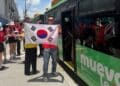 Aficionados coreanos se trasladan en Metro y rutas dedicadas