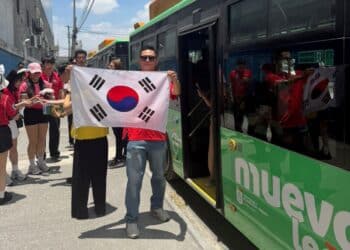 Aficionados coreanos se trasladan en Metro y rutas dedicadas
