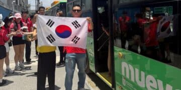 Aficionados coreanos se trasladan en Metro y rutas dedicadas