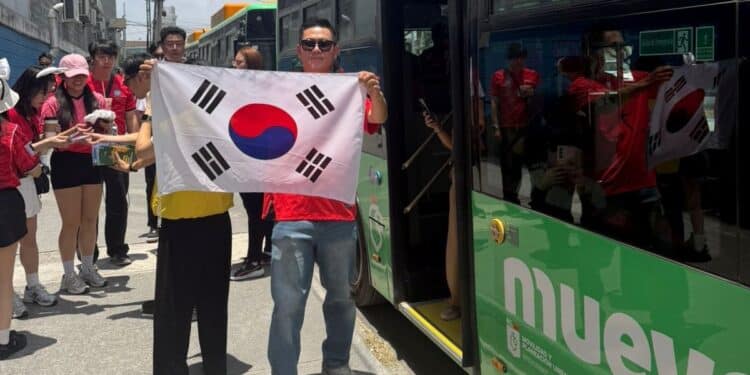 Aficionados coreanos se trasladan en Metro y rutas dedicadas