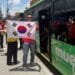 Aficionados coreanos se trasladan en Metro y rutas dedicadas