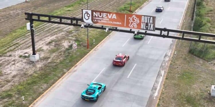 Michelle Rodríguez de Rápido y furioso cruza por Puente Colombia