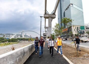 Supervisa Samuel avance de puentes peatonales en el Río Santa Catarina