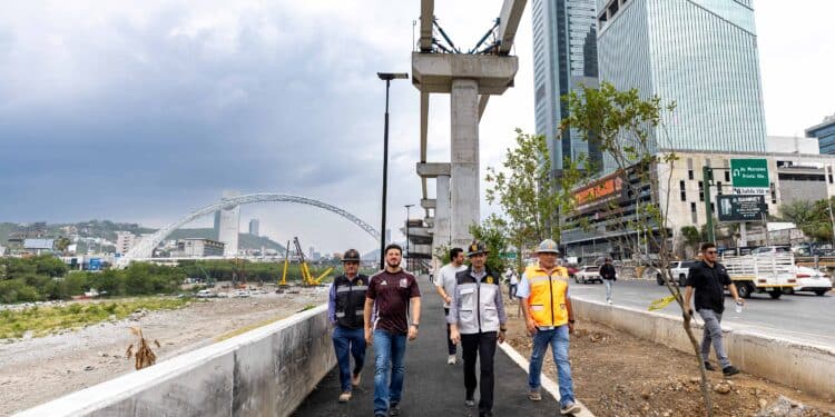Supervisa Samuel avance de puentes peatonales en el Río Santa Catarina