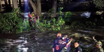 Rescatan a familia del río La silla