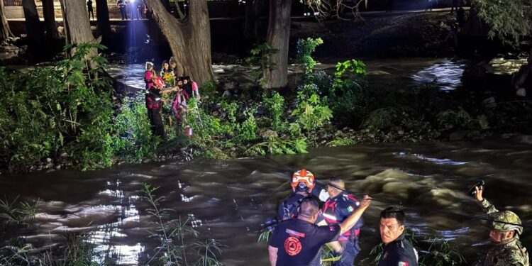 Rescatan a familia del río La silla