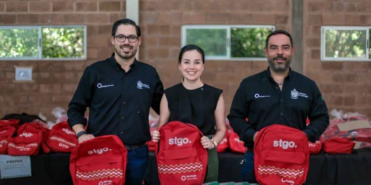 Entregan útiles escolares en Santiago