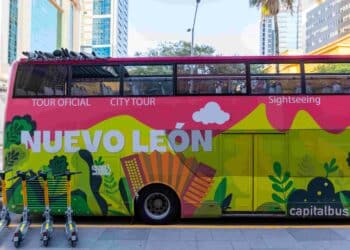 Recorren Samuel y Mariana la ciudad en el Nuevo León City Tour