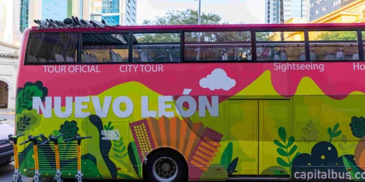 Recorren Samuel y Mariana la ciudad en el Nuevo León City Tour