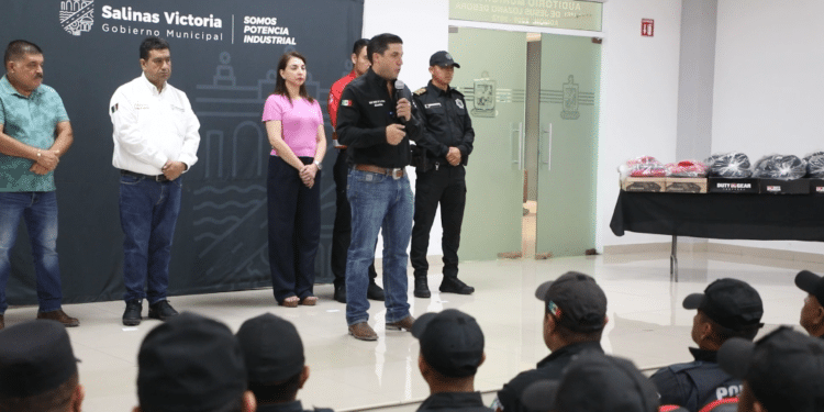 Entregan uniformes a Corporaciones de seguridad