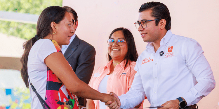 Tarjeta “Ayudamos” beneficia a más de mil mujeres