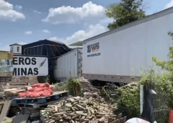 Chocan tráiler y camioneta en Carretera Nacional