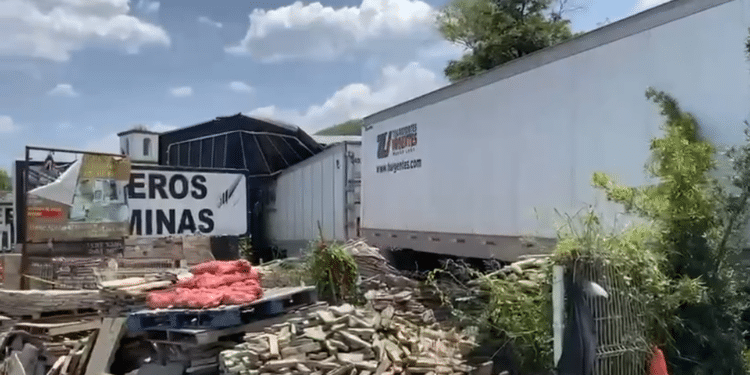 Chocan tráiler y camioneta en Carretera Nacional