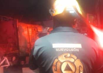 Evacuan a tres personas por incendio en domicilio