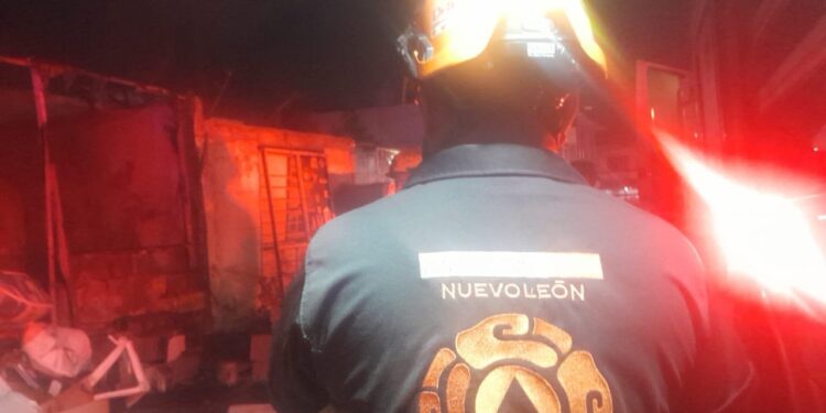 Evacuan a tres personas por incendio en domicilio