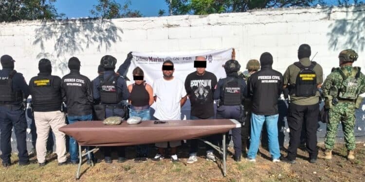 Catean domicilio tras detención de tres personas