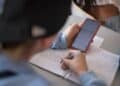 Analizan prohibir celulares en escuelas