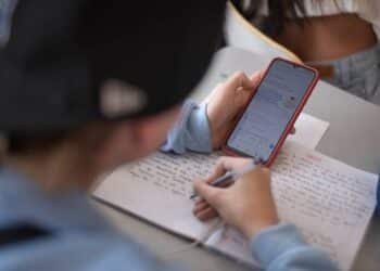 Analizan prohibir celulares en escuelas