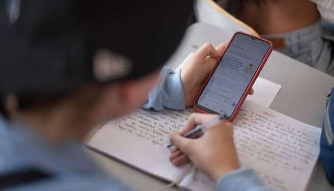 Analizan prohibir celulares en escuelas
