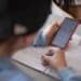 Analizan prohibir celulares en escuelas