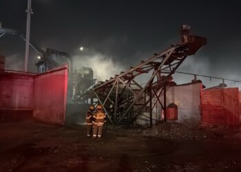 Sofocan incendio en chatarrera de Apodaca