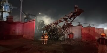 Sofocan incendio en chatarrera de Apodaca