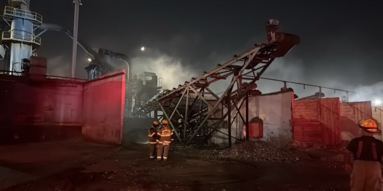 Sofocan incendio en chatarrera de Apodaca