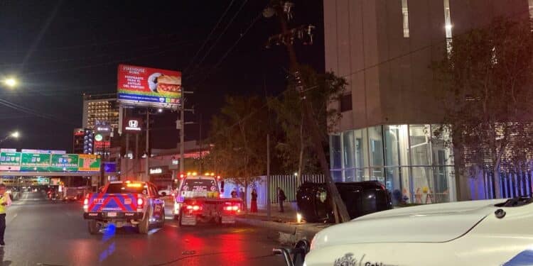 Provoca accidente cierre de avenida y daños en infraestructura