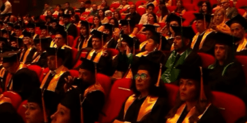 Se gradúan 107 servidores públicos