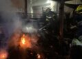Afecta incendio a tres negocios en Monterrey