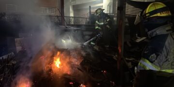 Afecta incendio a tres negocios en Monterrey