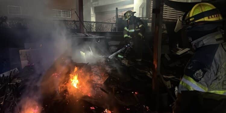 Afecta incendio a tres negocios en Monterrey
