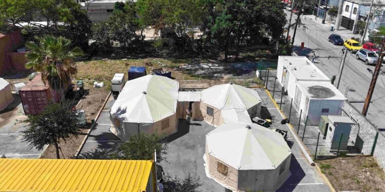 Atiende hospital móvil a 345 personas en Parque Fundidora