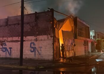 Evacuan a 45 personas por incendio en tarimera