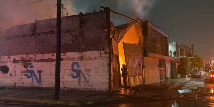 Evacuan a 45 personas por incendio en tarimera