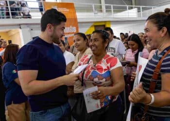 Continúa retarjeteo de “Ayudamos a las mujeres”