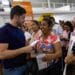 Continúa retarjeteo de “Ayudamos a las mujeres”