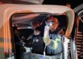 Conductor queda atrapado tras impactar tráiler