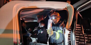 Conductor queda atrapado tras impactar tráiler
