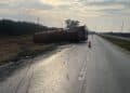 Cierran Carretera Nacional por volcadura de pipa