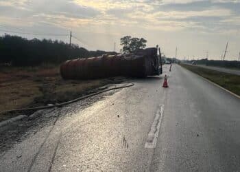 Cierran Carretera Nacional por volcadura de pipa