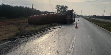 Cierran Carretera Nacional por volcadura de pipa