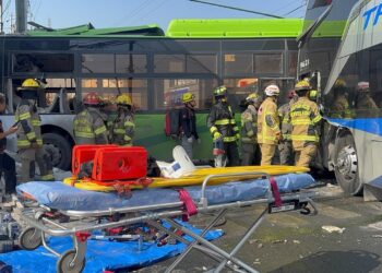 Transporte ocasiona múltiples accidentes y deja 10 lesionados