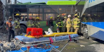 Transporte ocasiona múltiples accidentes y deja 10 lesionados